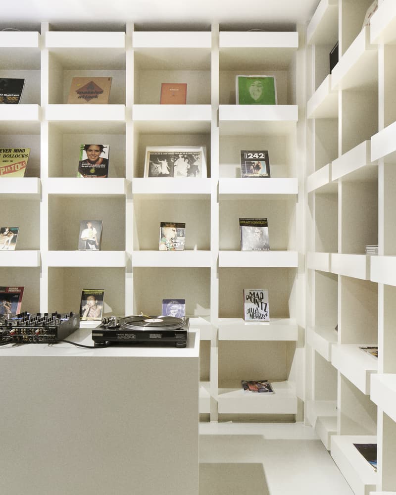 Courrèges 携手独立黑胶唱片店 Dizonord 打造巴黎 Pop-Up