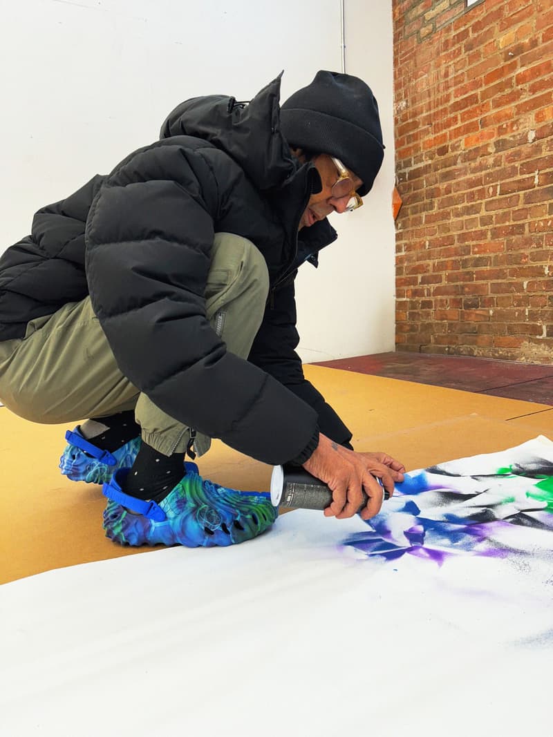 Crocs 携手 Salehe Bembury 与 FUTURA 推出全新联名鞋款