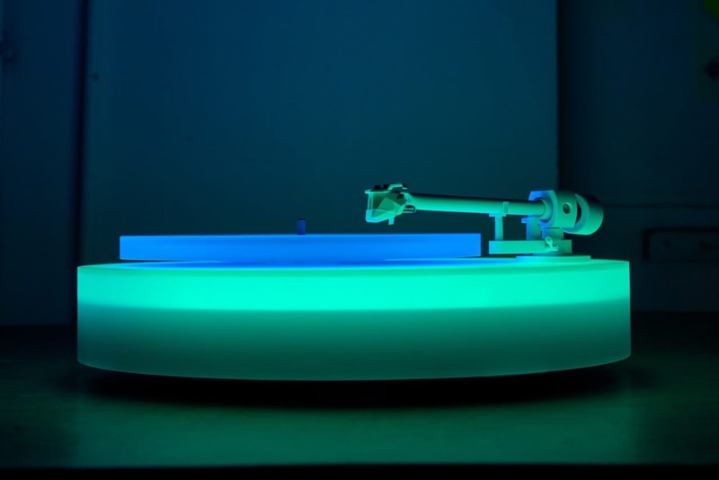 Brian Eno 全新霓虹黑膠唱片機「Turntable II」登場