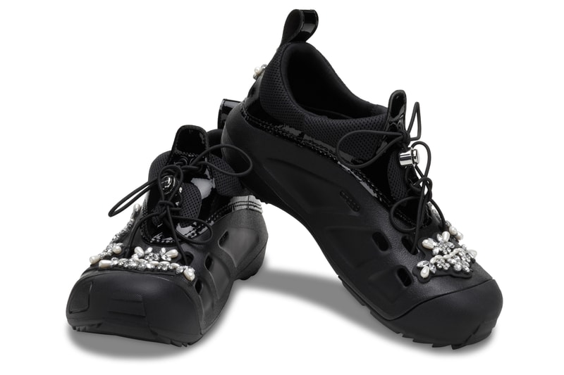 Crocs 携手 Simone Rocha 推出全新联名系列