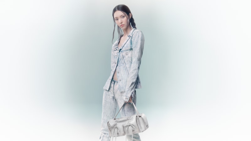 全新韓國女團 ILLIT 出鏡演繹 Acne Studios 2024 春夏系列形象大片
