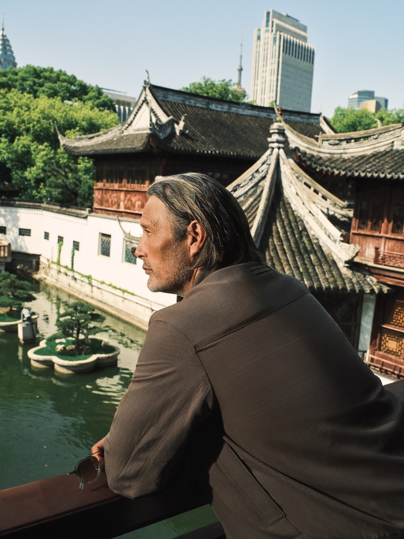 ZEGNA 全球代言人 Mads Mikkelsen 漫步上海街头 