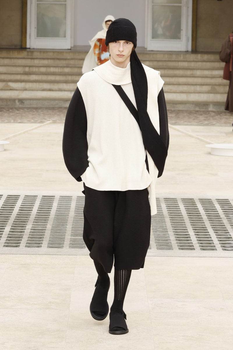 HOMME PLISSÉ ISSEY MIYAKE 發佈 2025 春夏系列大秀