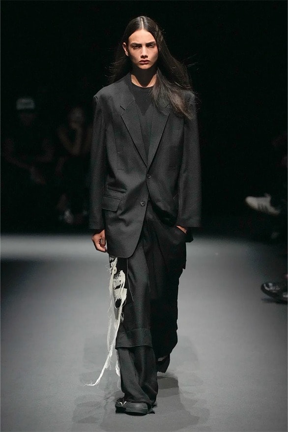 Y-3 2025 春夏系列大秀登場