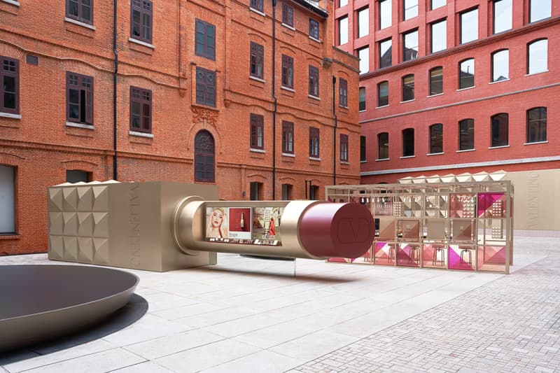 走进 VALENTINO「未来金」铆钉之城