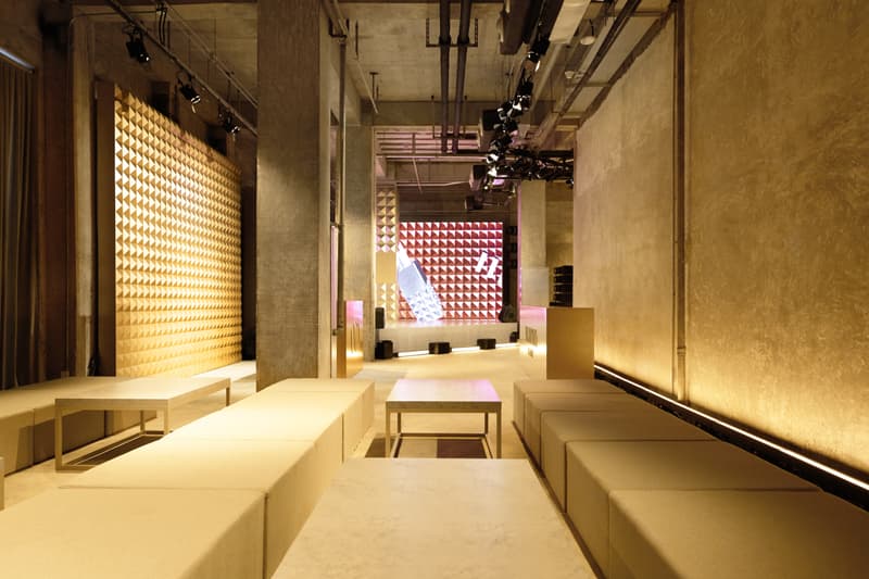 走进 VALENTINO「未来金」铆钉之城