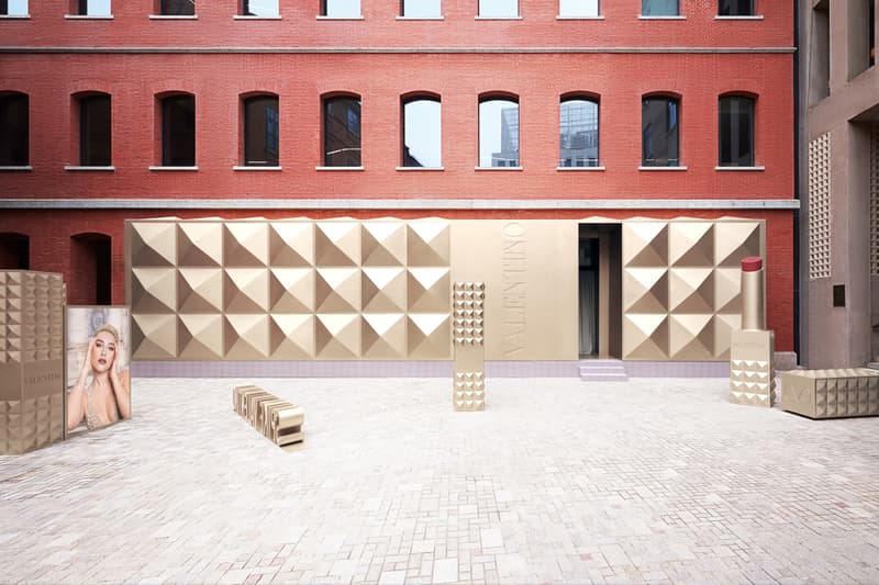 走进 VALENTINO「未来金」铆钉之城