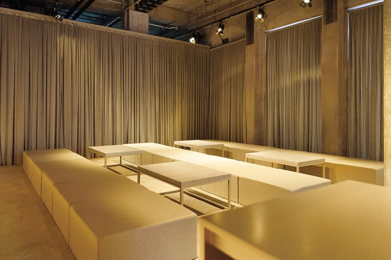 走进 VALENTINO「未来金」铆钉之城