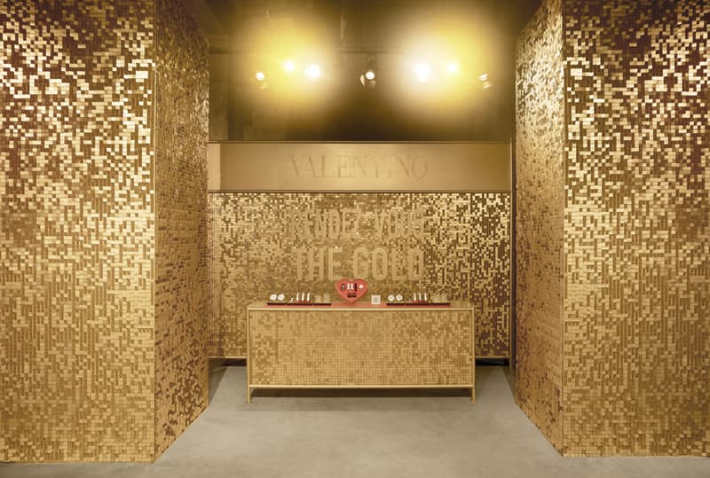 走进 VALENTINO「未来金」铆钉之城