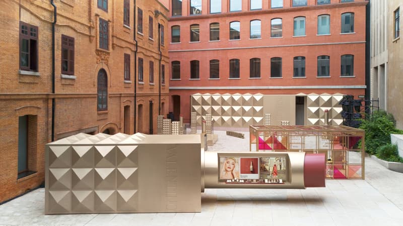 走进 VALENTINO「未来金」铆钉之城