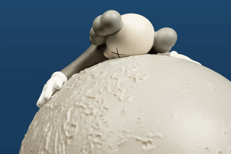 AllRightsReserved 攜手 KAWS 推出全新桌燈「BIG MOON」