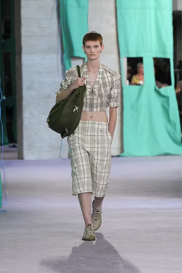 夏日探險！Daniel Lee 執掌 Burberry 2025 夏季系列大秀登場