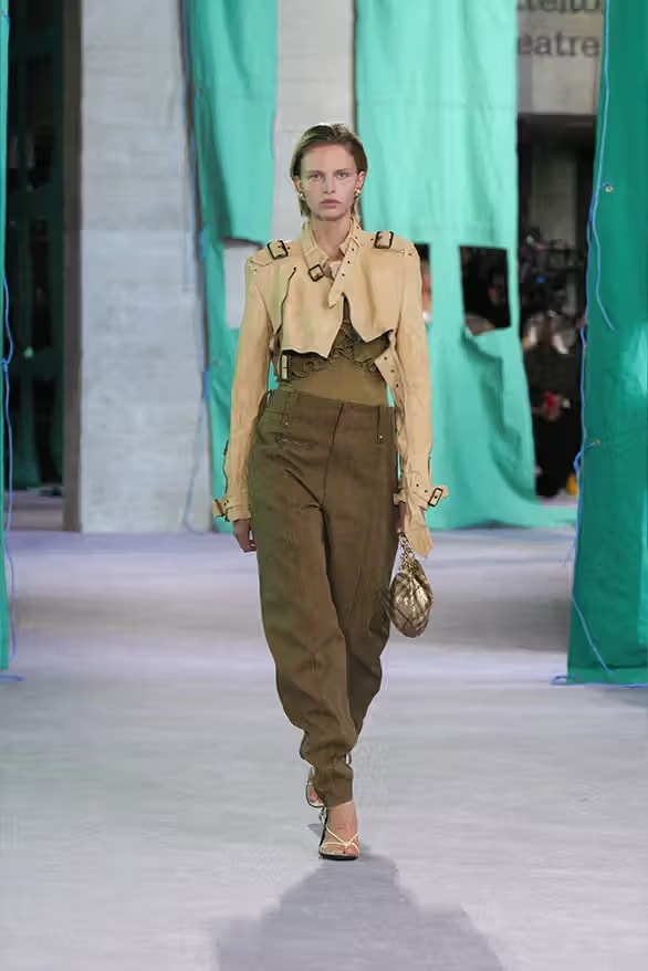 夏日探險！Daniel Lee 執掌 Burberry 2025 夏季系列大秀登場