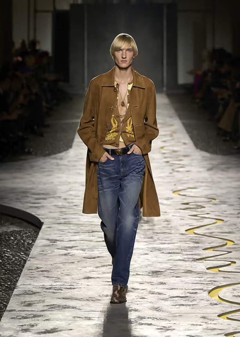 Versace 發佈 2025 春夏系列大秀