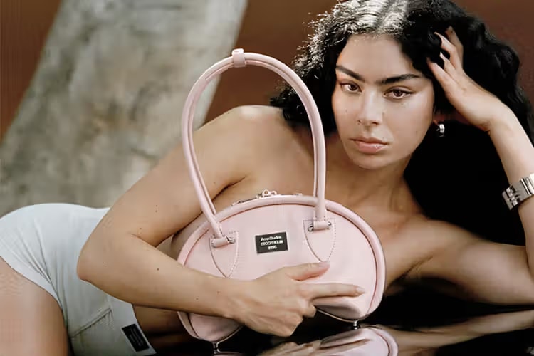 Charli XCX 演繹 Acne Studios 最新廣告大片