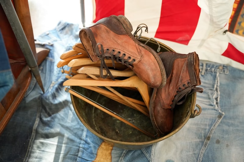 率先走進 visvim 最新 F.I.L. INDIGO CAMPING TRAILER 香港淺水灣期間限定店