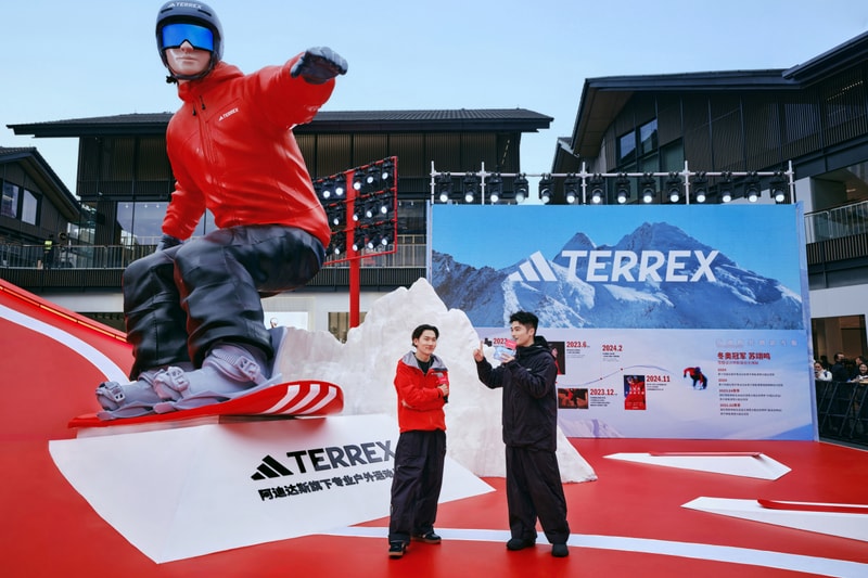 直击 adidas TERREX 巨型滑雪「大红人」雕塑装置