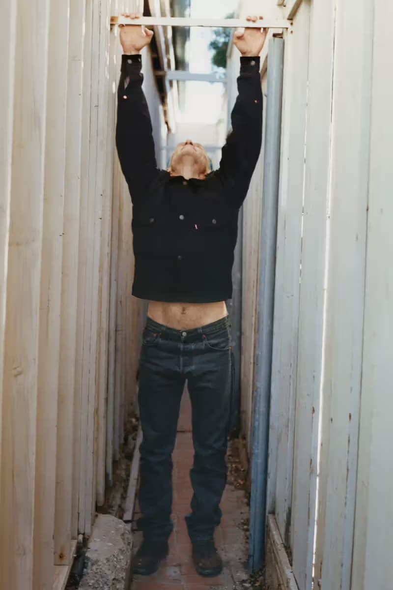 Red Hot Chili Peppers 贝斯手 Flea 演绎 Levi's x UNDERCOVER 最新联名系列形象