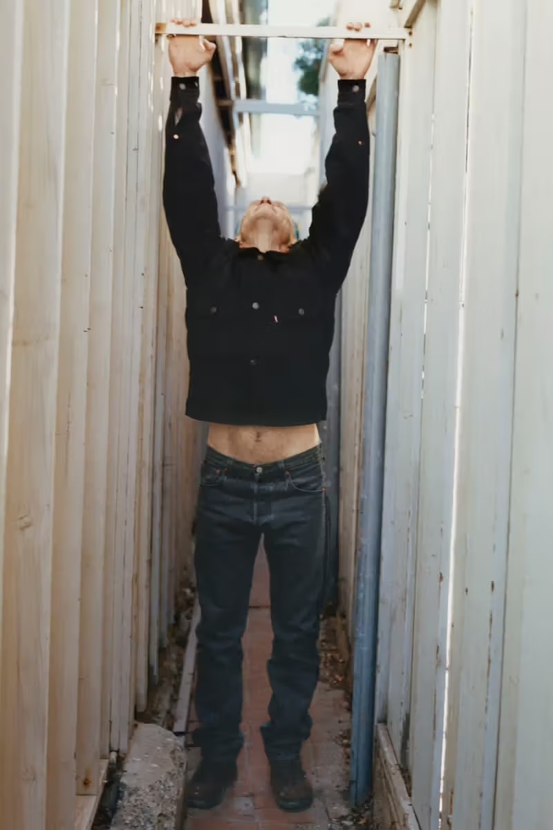 Red Hot Chili Peppers 贝斯手 Flea 演绎 Levi's x UNDERCOVER 最新联名系列形象