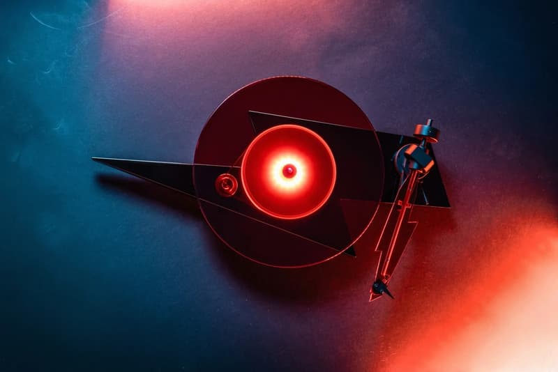 致敬傳奇樂團 AC/DC！Pro-Ject 推出「閃電」黑膠唱機