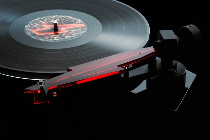 致敬傳奇樂團 AC/DC！Pro-Ject 推出「閃電」黑膠唱機
