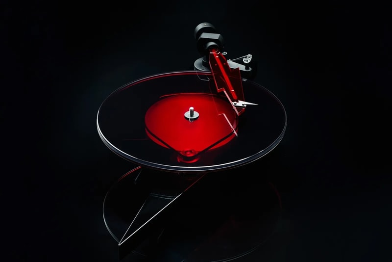 致敬傳奇樂團 AC/DC！Pro-Ject 推出「閃電」黑膠唱機