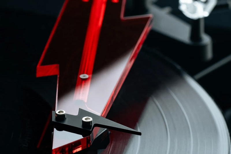 致敬傳奇樂團 AC/DC！Pro-Ject 推出「閃電」黑膠唱機