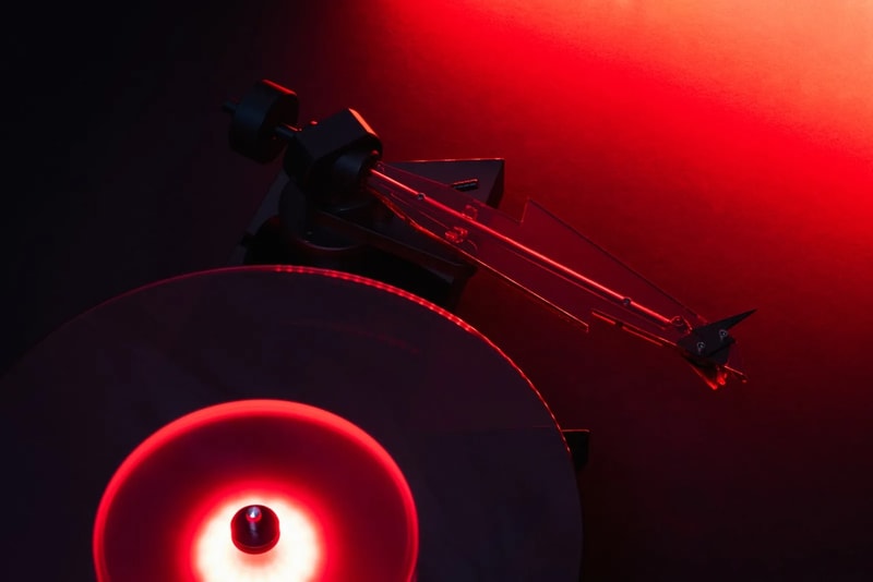 致敬傳奇樂團 AC/DC！Pro-Ject 推出「閃電」黑膠唱機