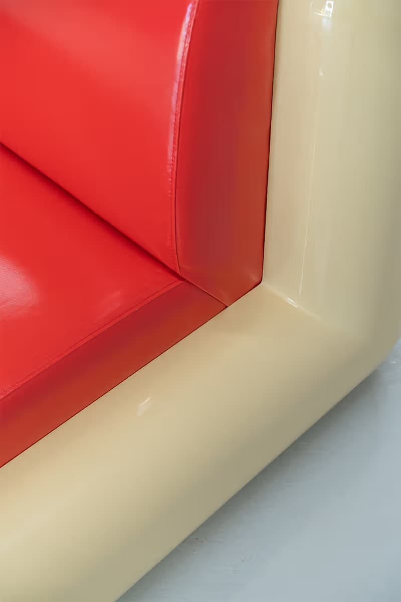 Holloway Li x Uma 推出全新 T4 Sofa，亮红 PVC 材质迎接户内外使用