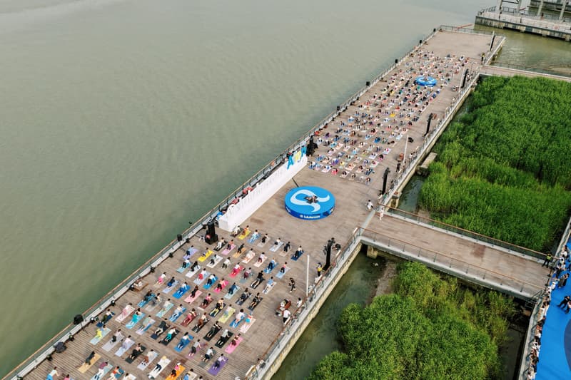 lululemon 于上海西岸举办千人瑜伽活动，庆祝 Align™ 十周年