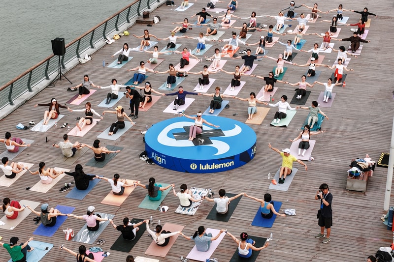 lululemon 于上海西岸举办千人瑜伽活动，庆祝 Align™ 十周年