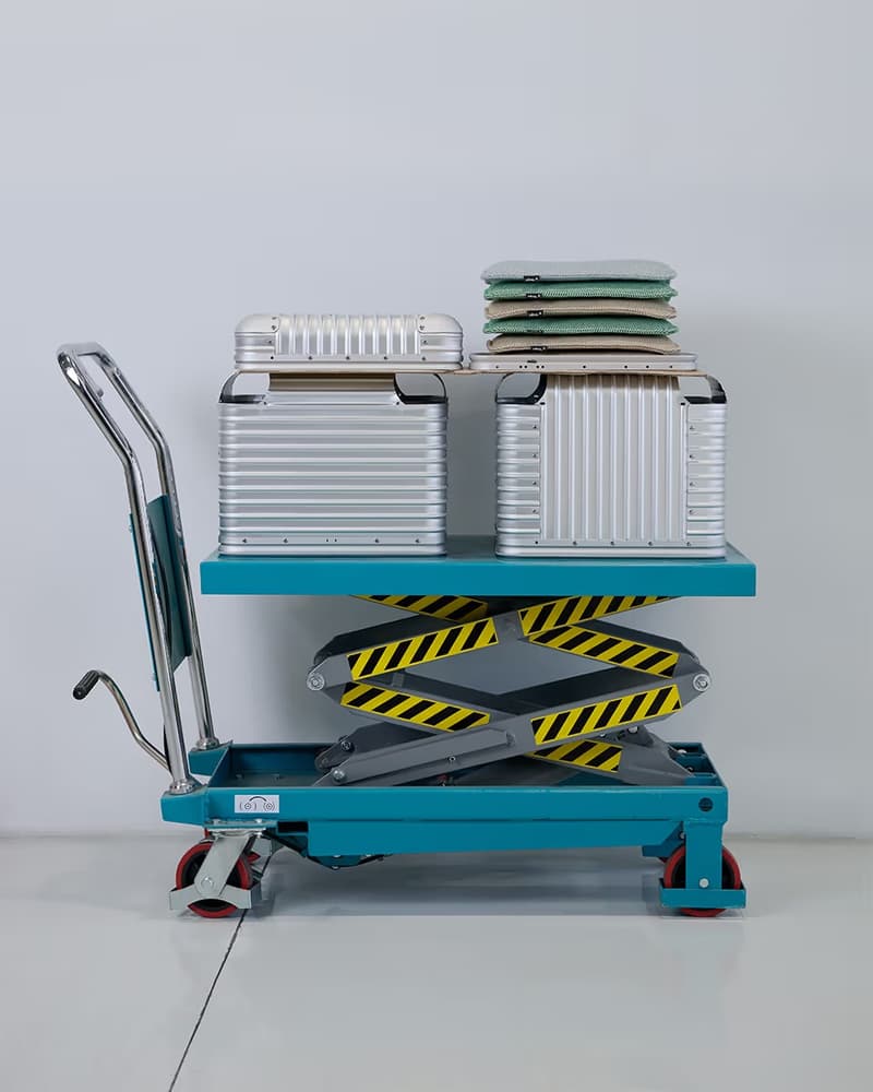 RIMOWA 與瑞士家具品牌 Vitra 推出聯名行動椅