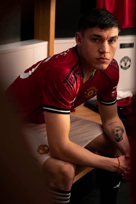 adidas 携手 Manchester United 发布 2025/26 赛季主场球衣