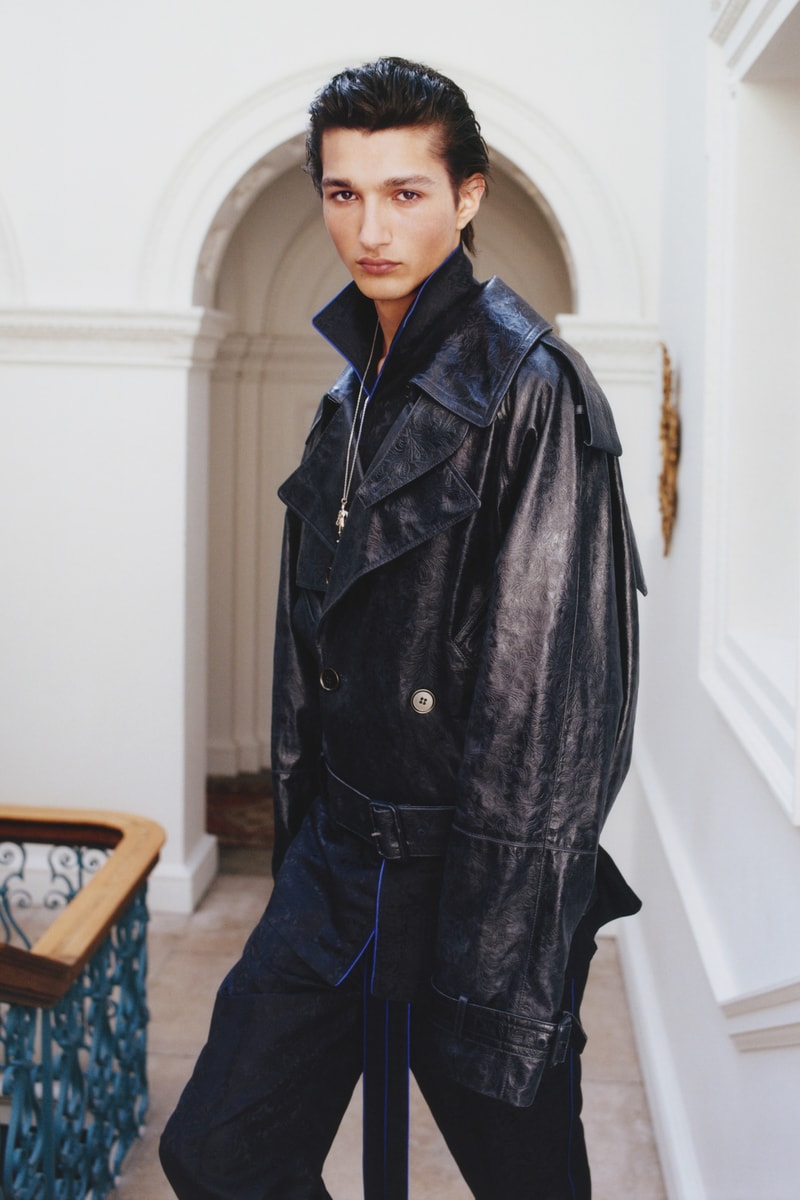 Burberry 隆重呈献 2025 冬季宣传大片《庄园漫游》