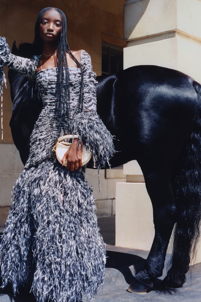 Burberry 隆重呈献 2025 冬季宣传大片《庄园漫游》