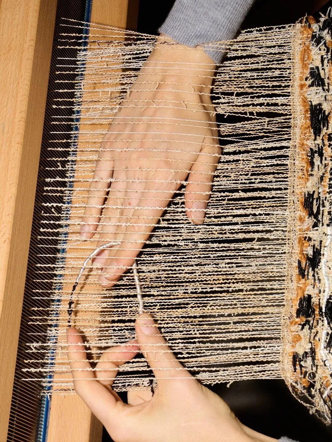 穿着 Chanel 挤地铁，一场顶级时装屋精心制造的混乱？