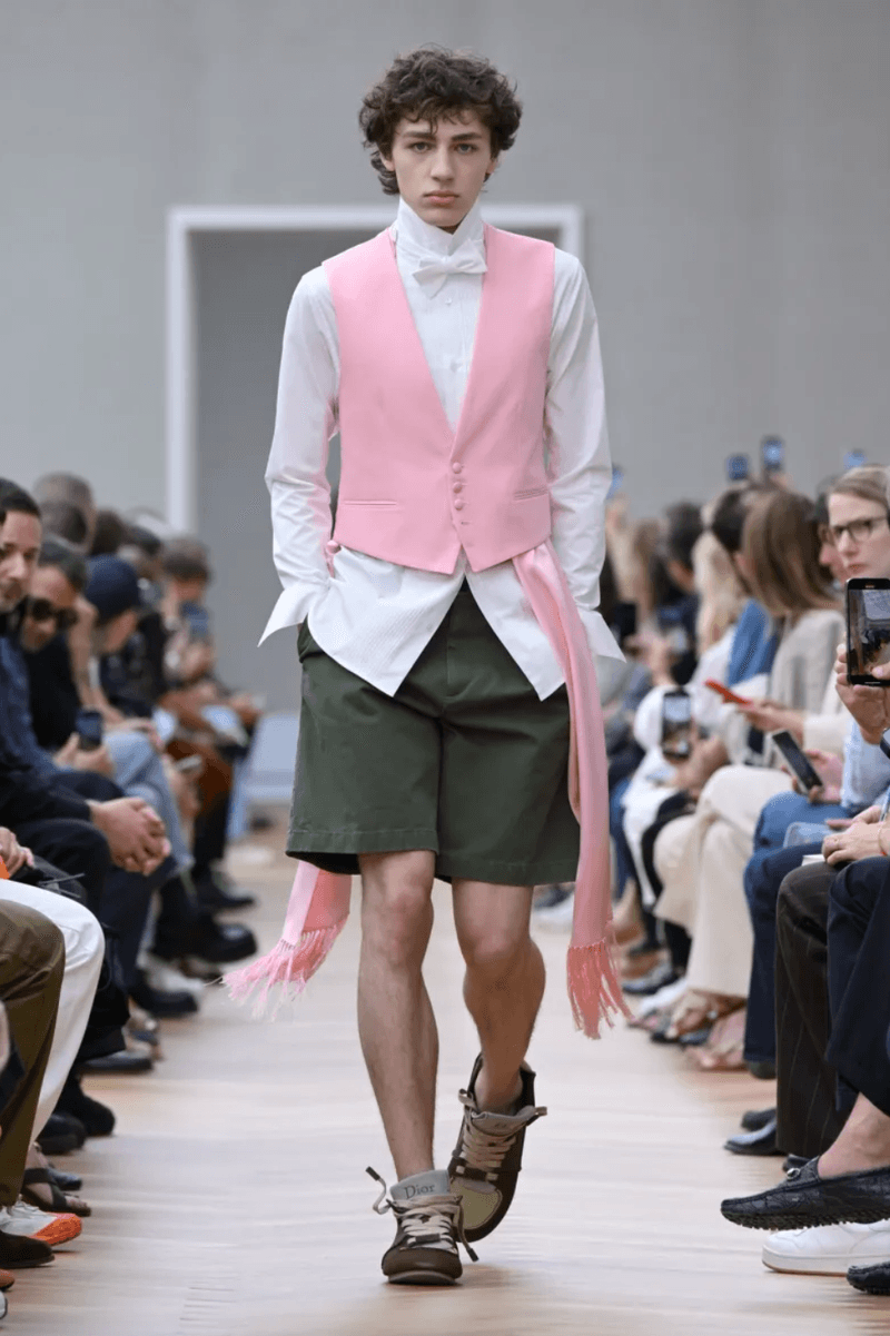 穿着 Chanel 挤地铁，一场顶级时装屋精心制造的混乱？