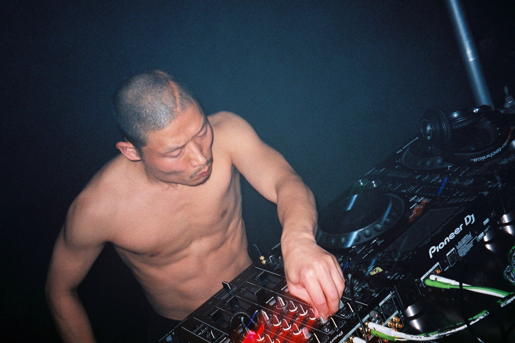 Through the Lens:一个外国摄影师镜头里的中国地下俱乐部视觉档案