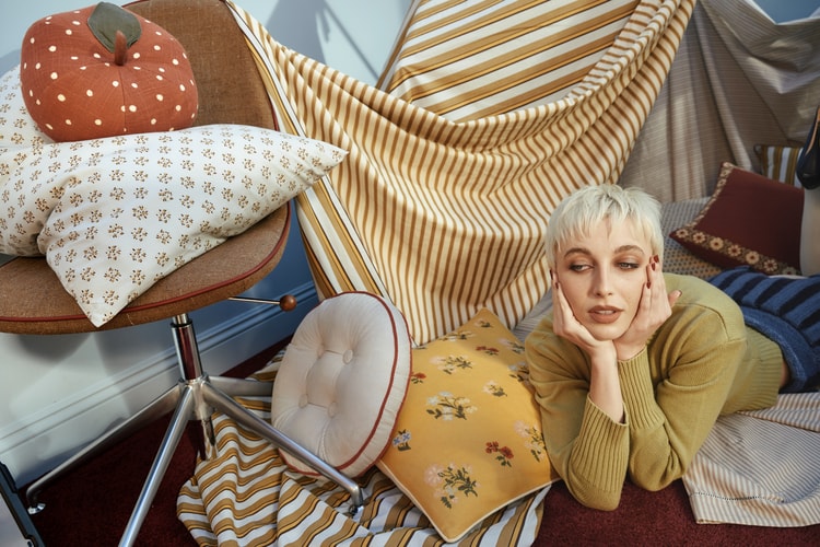 听说了吗?Emma Chamberlain 现在也在设计家居家具