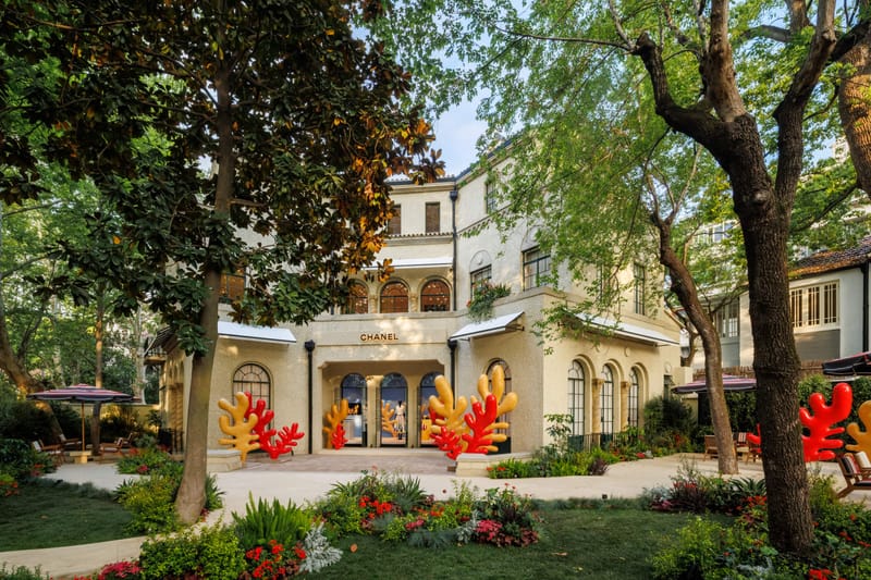 走进 CHANEL COCO BEACH 2026 系列上海限时精品店