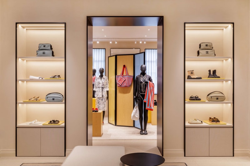 走进 CHANEL COCO BEACH 2026 系列上海限时精品店