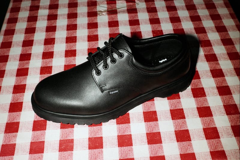 Supreme 与 Dr. Martens® 合作推出四孔鞋款