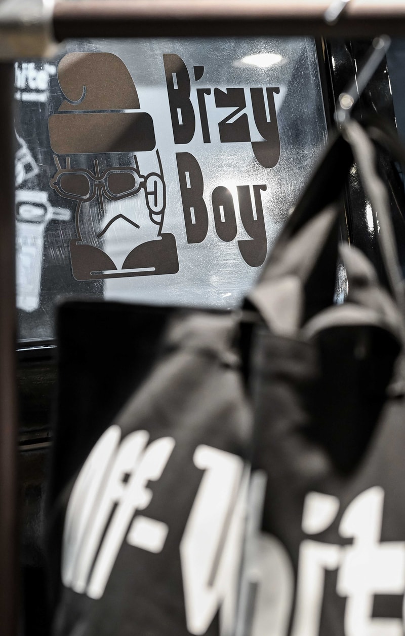Off-White™ x Bizy Boy 联名系列登陆 I.T 上海新天地