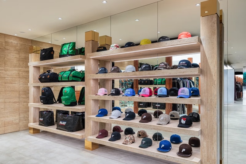 走進 Palace Skateboards 上海店铺
