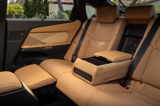 Lexus ES 350e：用十分之一价格享受 Rolls-Royce 级豪华