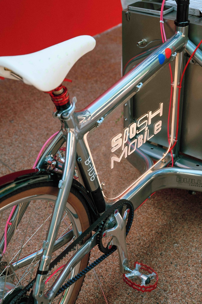 SPOSH 以哥本哈根经典货运自行车 Bullitt 为基底打造移动折叠化妆台 