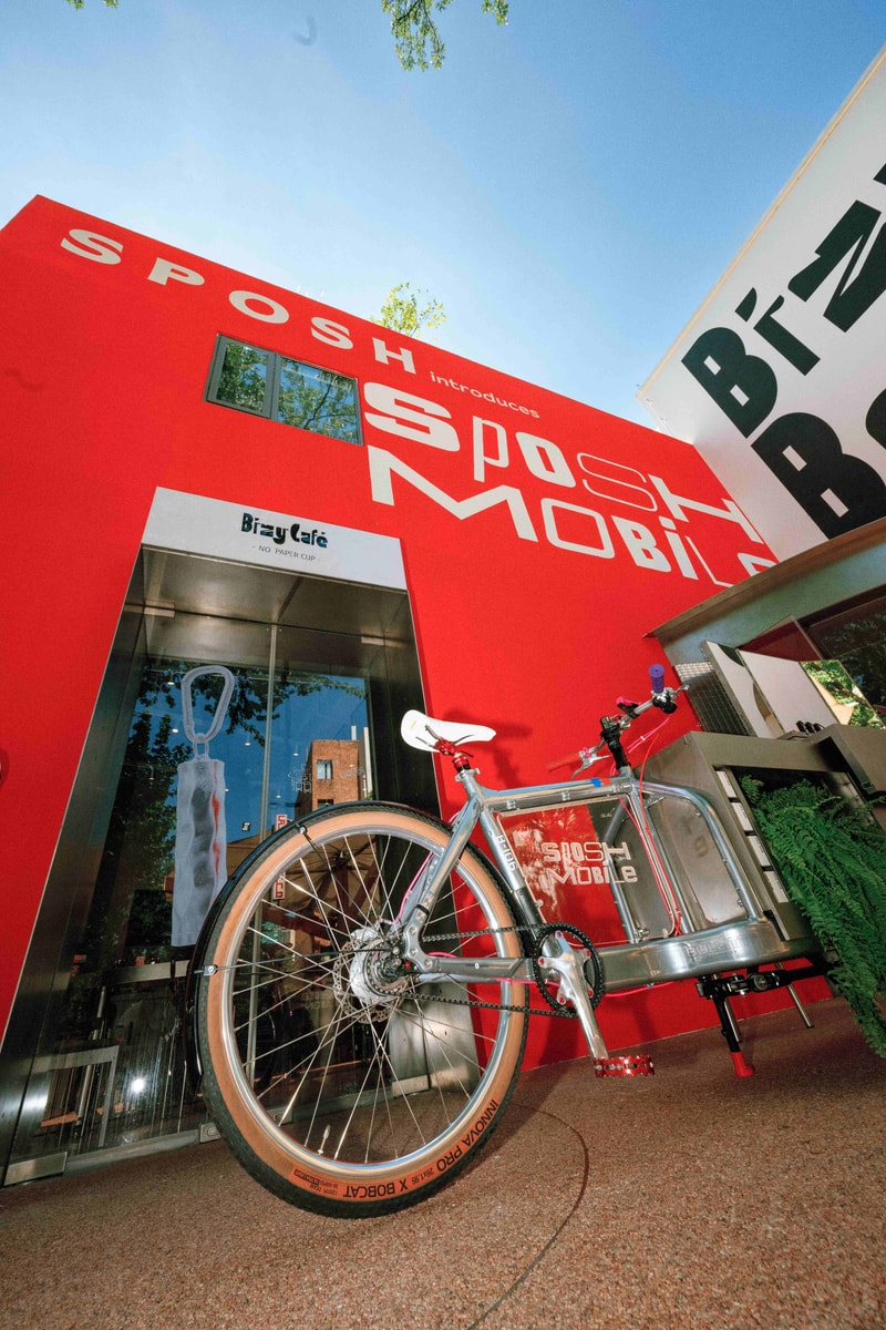 SPOSH 以哥本哈根经典货运自行车 Bullitt 为基底打造移动折叠化妆台 