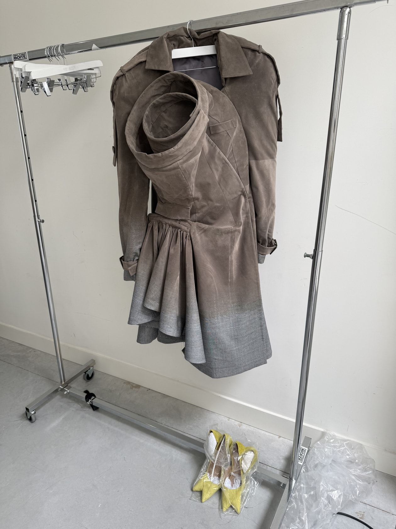 如果《后室》开始做衣服，它可能会找 Yichun Liu