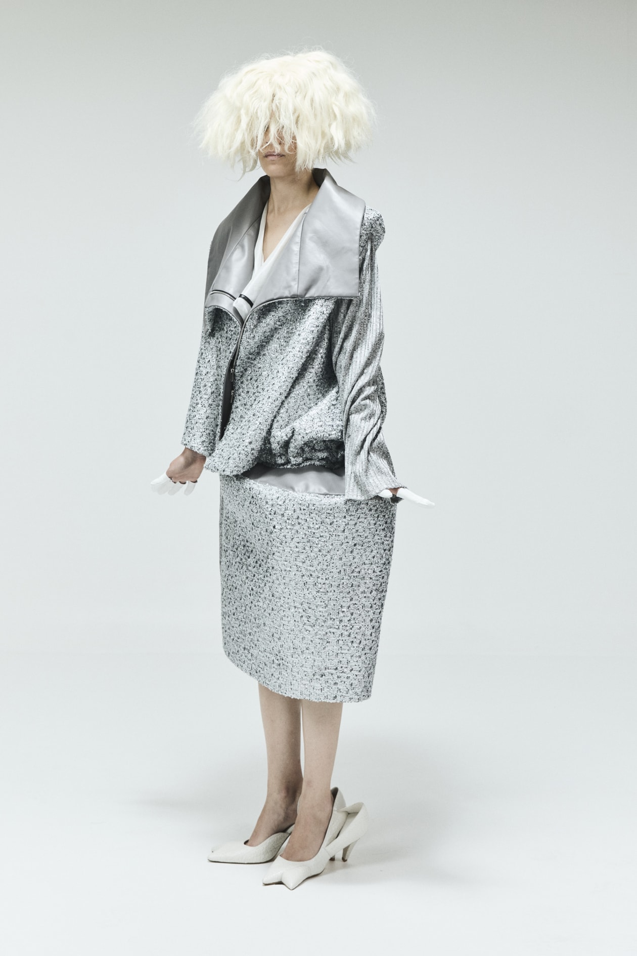 如果《后室》开始做衣服，它可能会找 Yichun Liu