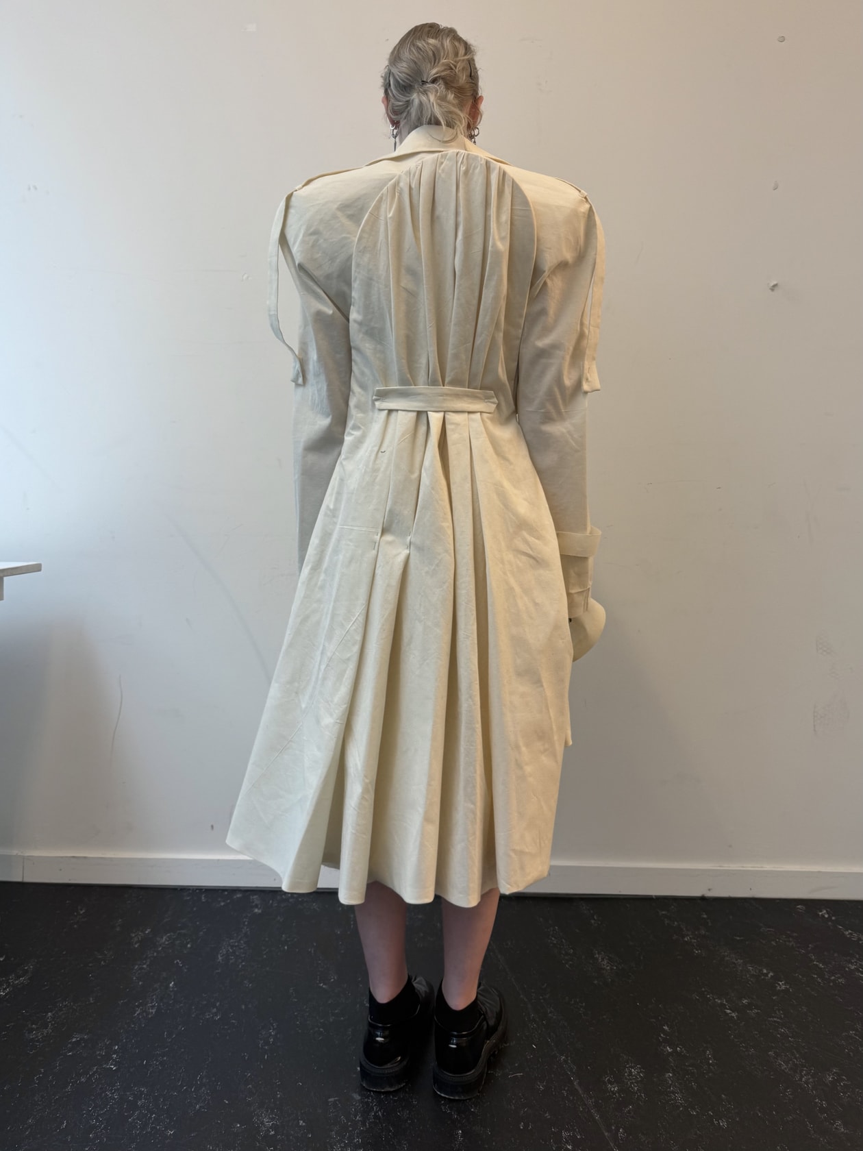 如果《后室》开始做衣服，它可能会找 Yichun Liu